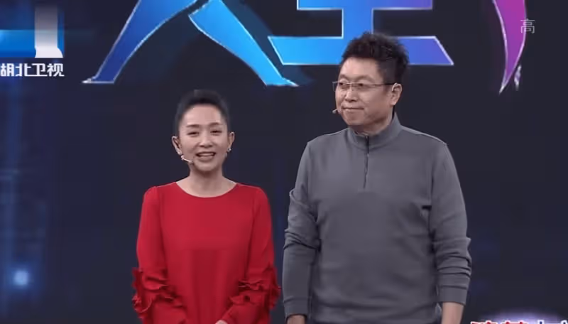 主持人王芳與搭檔王為念海南遊玩!身材臃腫小腹凸起,被疑懷二胎