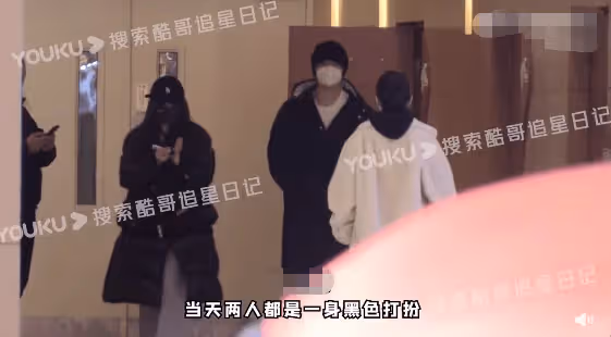 張含韻佟夢實牽手逛超市！女方蹦蹦跳跳太活潑，全程互動顯溫馨