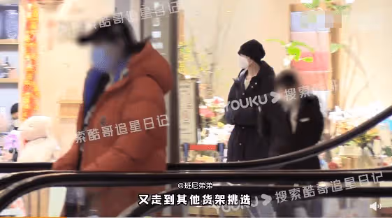 張含韻佟夢實牽手逛超市！女方蹦蹦跳跳太活潑，全程互動顯溫馨