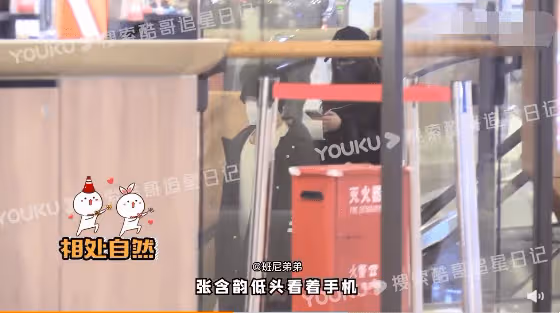 張含韻佟夢實牽手逛超市！女方蹦蹦跳跳太活潑，全程互動顯溫馨