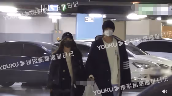 張含韻佟夢實牽手逛超市！女方蹦蹦跳跳太活潑，全程互動顯溫馨