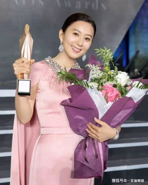 金喜愛多部待播劇將開掛 55歲依舊是大女主 年輕時美貌不輸林青霞