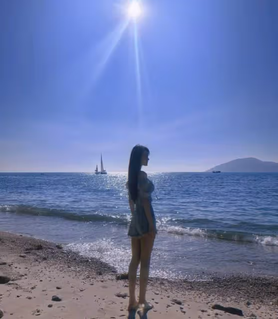張馨予曬沙灘度假照,老公視角下甜蜜wink,穿低胸裝秀傲人曲線