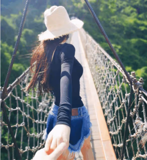 張馨予曬沙灘度假照,老公視角下甜蜜wink,穿低胸裝秀傲人曲線