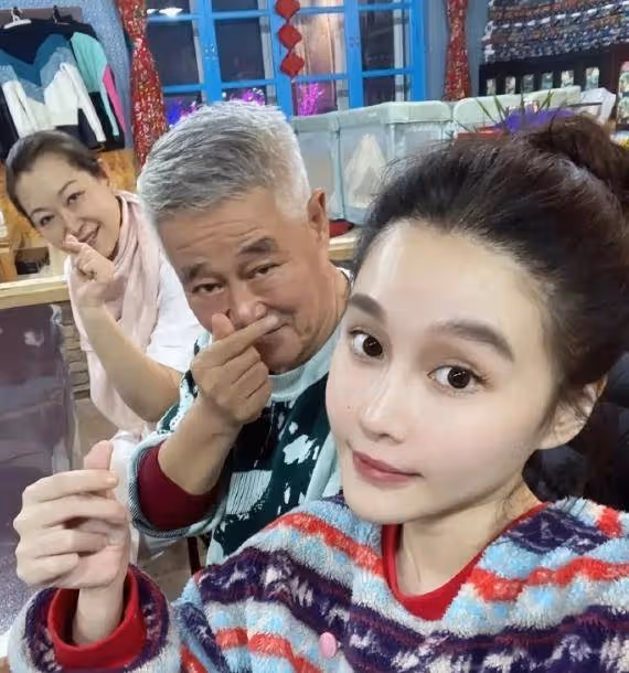 趙本山女兒即將領證,男友長相酷似王一博,不辦婚禮是為父親考慮