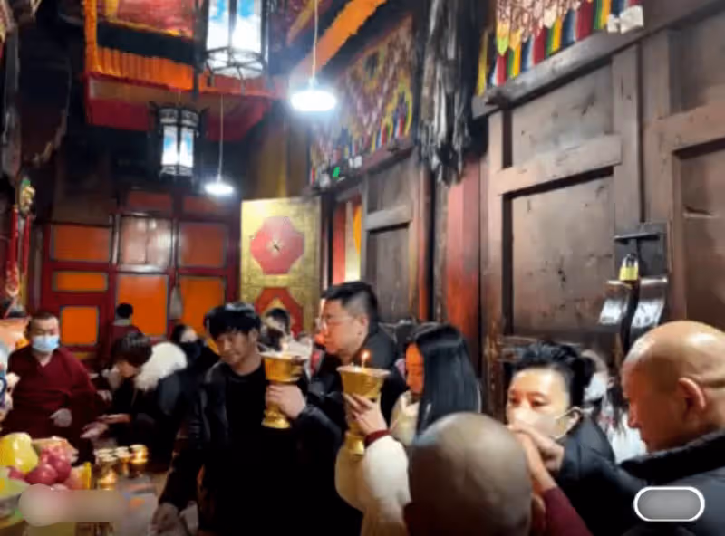 范冰冰攜二婚男友寺廟禮佛,燒香點燈超虔誠,無名指戴戒指疑訂婚
