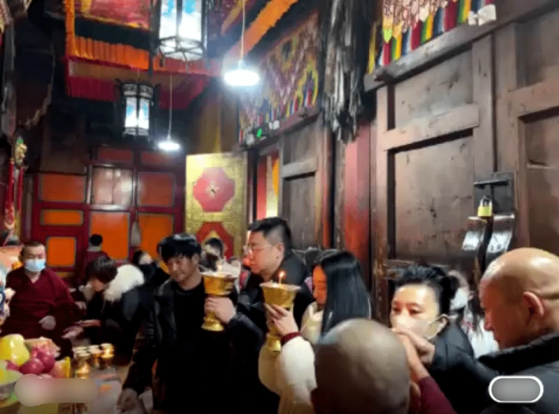 范冰冰攜二婚男友寺廟禮佛,燒香點燈超虔誠,無名指戴戒指疑訂婚