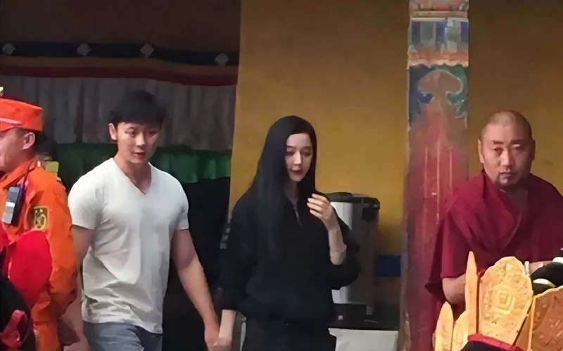 范冰冰攜二婚男友寺廟禮佛,燒香點燈超虔誠,無名指戴戒指疑訂婚