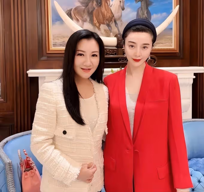 范冰冰攜二婚男友寺廟禮佛,燒香點燈超虔誠,無名指戴戒指疑訂婚