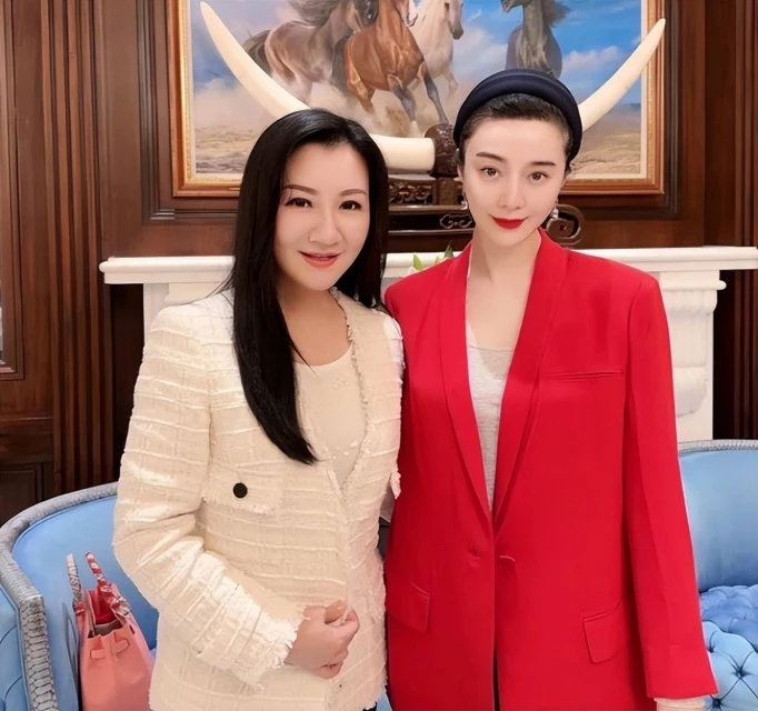 范冰冰攜二婚男友寺廟禮佛,燒香點燈超虔誠,無名指戴戒指疑訂婚
