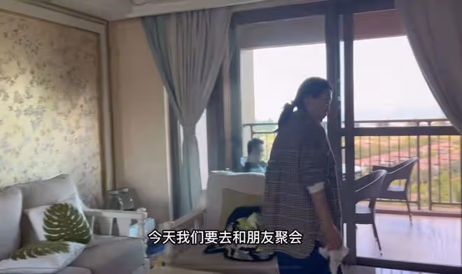 吳瓊攜一家三口度假！素顏生圖太真實，一路吐槽嫌棄小15歲老公