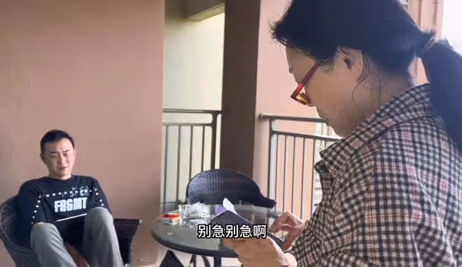 吳瓊攜一家三口度假！素顏生圖太真實，一路吐槽嫌棄小15歲老公