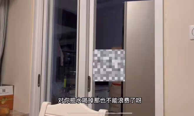 吳瓊攜一家三口度假!素顏生圖太真實,一路吐槽嫌棄小15歲老公