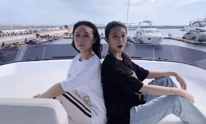吳瓊攜一家三口度假!素顏生圖太真實,一路吐槽嫌棄小15歲老公