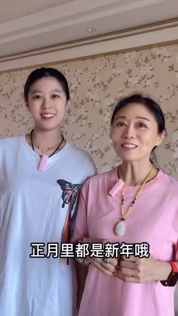 吳瓊攜一家三口度假!素顏生圖太真實,一路吐槽嫌棄小15歲老公