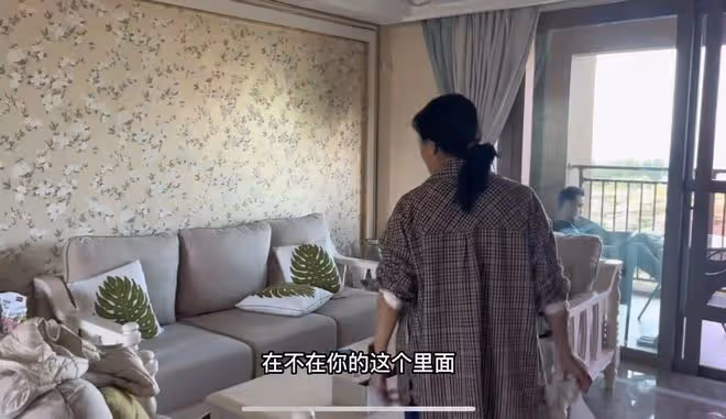 吳瓊攜一家三口度假!素顏生圖太真實,一路吐槽嫌棄小15歲老公