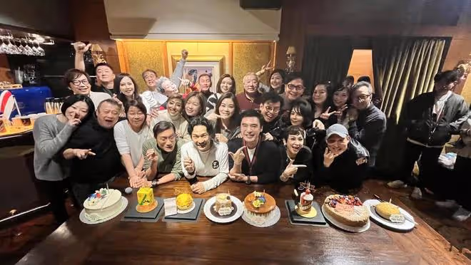 鍾鎮濤70歲壽宴亮點多!關之琳緊挨前男友,葉童老公摟異性合影