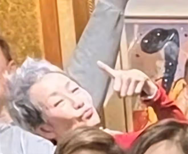 鍾鎮濤70歲壽宴亮點多!關之琳緊挨前男友,葉童老公摟異性合影