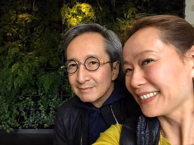 鍾鎮濤70歲壽宴亮點多!關之琳緊挨前男友,葉童老公摟異性合影