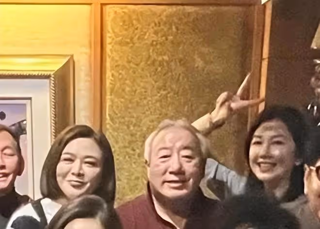 鍾鎮濤70歲壽宴亮點多!關之琳緊挨前男友,葉童老公摟異性合影