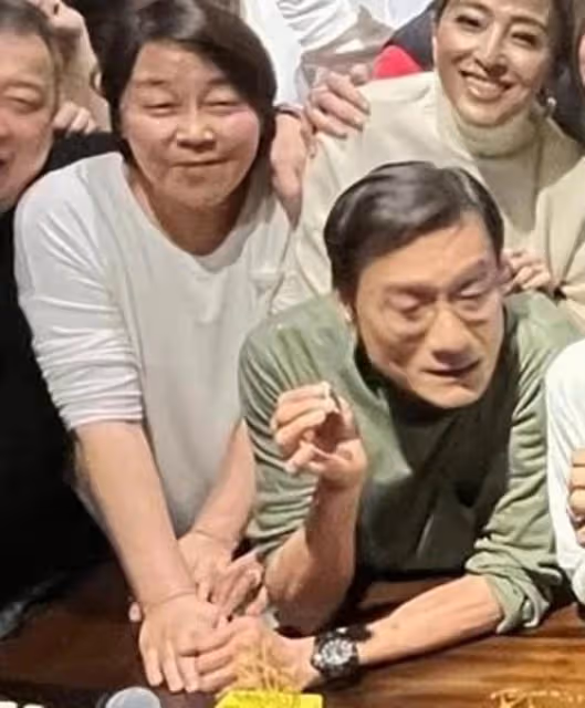 鍾鎮濤70歲壽宴亮點多!關之琳緊挨前男友,葉童老公摟異性合影