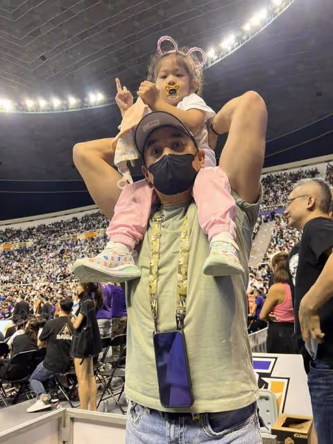 56吳大維老來得女很幸福，被畫成大花臉仍快樂，2歲女兒可愛像爸