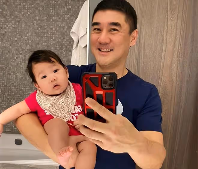 56吳大維老來得女很幸福，被畫成大花臉仍快樂，2歲女兒可愛像爸