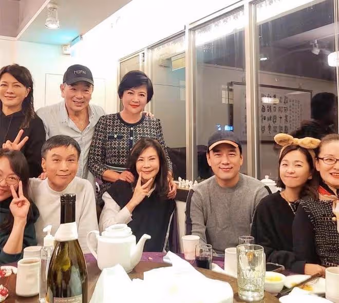 王耀慶返台參加藝人聚會!俞小凡變化大,「蘇培盛」罕露面精神好