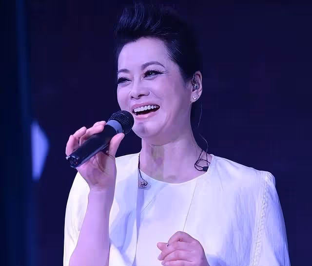 歌后毛阿敏：丈夫病逝1年後，留下260億遺產，如今的選擇令人淚目