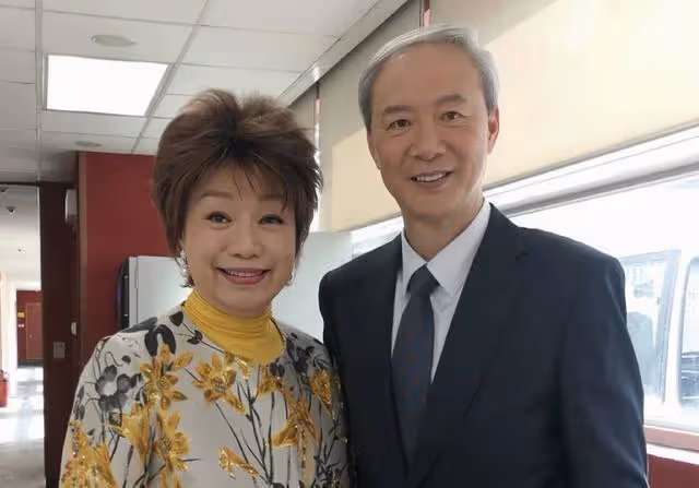 TVB知名老戲骨慘遭降薪續約!堅持不婚主義,拒絕兩任男友求婚
