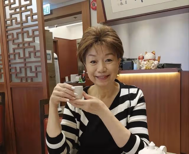 TVB知名老戲骨慘遭降薪續約!堅持不婚主義,拒絕兩任男友求婚