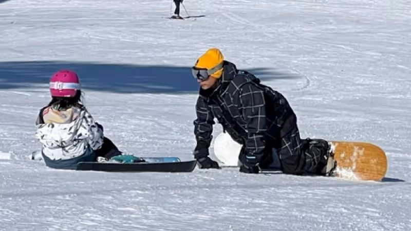 48歲吳彥祖滑雪被偶遇，跪地開導女兒好暖心，與路人合影皺紋搶鏡