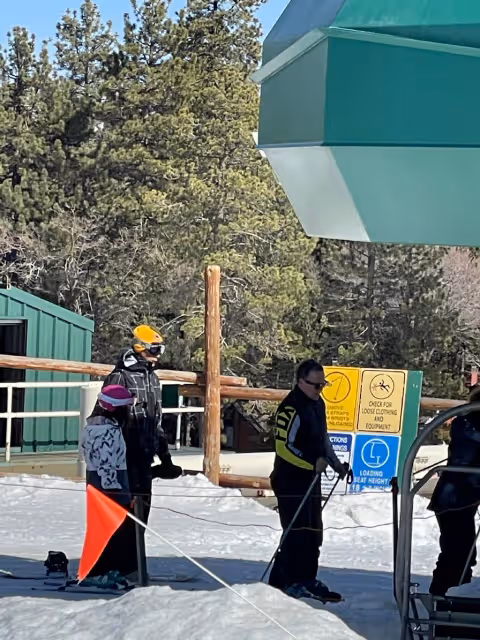 48歲吳彥祖滑雪被偶遇,跪地開導女兒好暖心,與路人合影皺紋搶鏡
