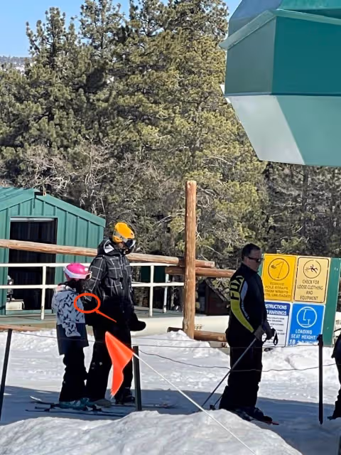 48歲吳彥祖滑雪被偶遇,跪地開導女兒好暖心,與路人合影皺紋搶鏡