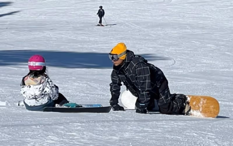 48歲吳彥祖滑雪被偶遇,跪地開導女兒好暖心,與路人合影皺紋搶鏡
