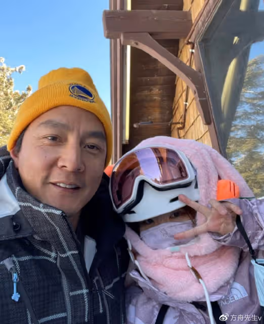 48歲吳彥祖滑雪被偶遇,跪地開導女兒好暖心,與路人合影皺紋搶鏡