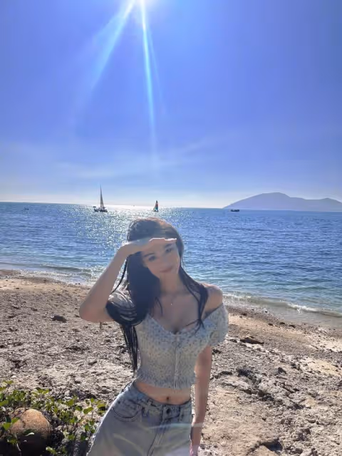 張馨予曬老公視角出遊照,穿露腰裝弔帶裙超驚艷,身材美貌引羨慕