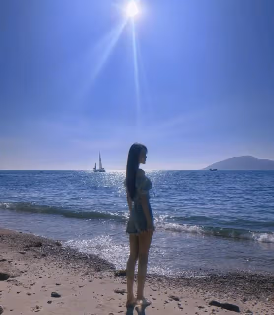 張馨予曬老公視角出遊照,穿露腰裝弔帶裙超驚艷,身材美貌引羨慕