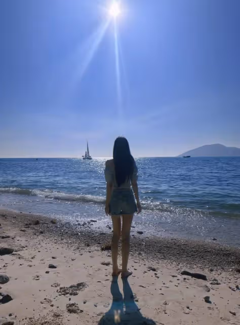 張馨予曬老公視角出遊照,穿露腰裝弔帶裙超驚艷,身材美貌引羨慕