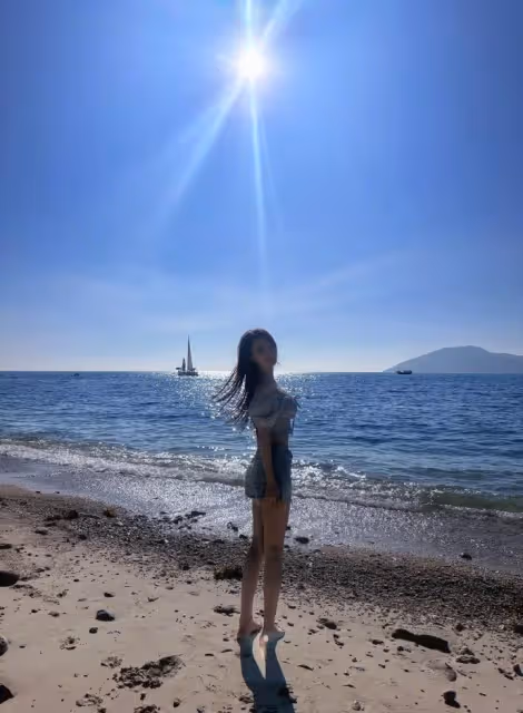 張馨予曬老公視角出遊照,穿露腰裝弔帶裙超驚艷,身材美貌引羨慕