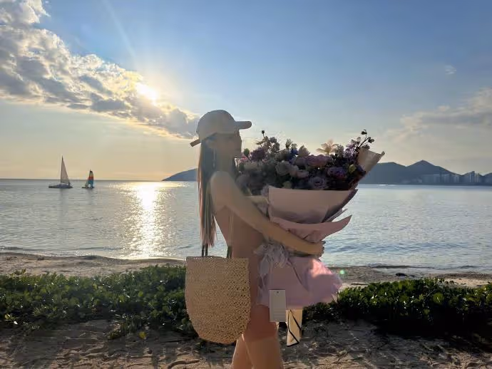 張馨予曬老公視角出遊照,穿露腰裝弔帶裙超驚艷,身材美貌引羨慕