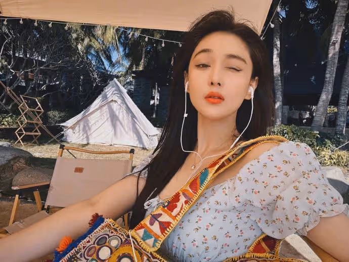 張馨予曬老公視角出遊照,穿露腰裝弔帶裙超驚艷,身材美貌引羨慕