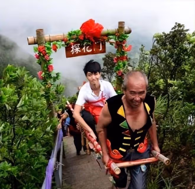 2位7旬阿嬤「扛遊客上山」掀論戰,眾嘆「誰捨得坐上去」他卻說:不稀奇,隨處可見!