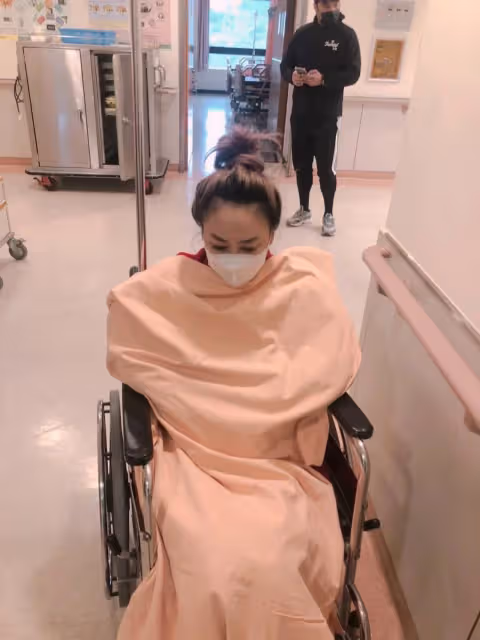 才爆900萬債!44歲女星「過年驚傳送醫」虛弱坐輪椅 老公心疼「希望大家幫忙祈禱」曝病況
