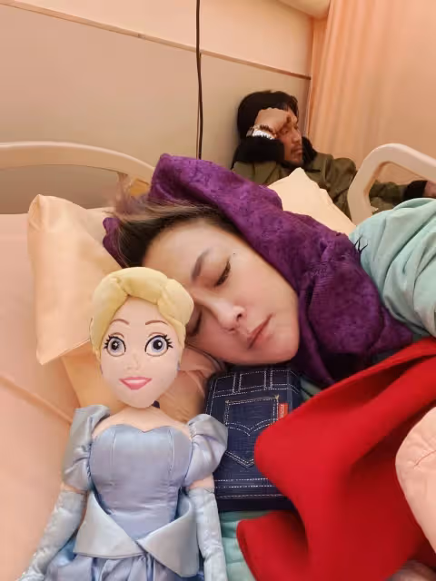 才爆900萬債!44歲女星「過年驚傳送醫」虛弱坐輪椅 老公心疼「希望大家幫忙祈禱」曝病況