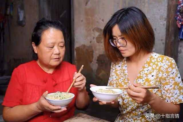 大年初二連夜帶孩子回娘家,婆婆阻攔,兒媳憤怒:你們家太欺負人