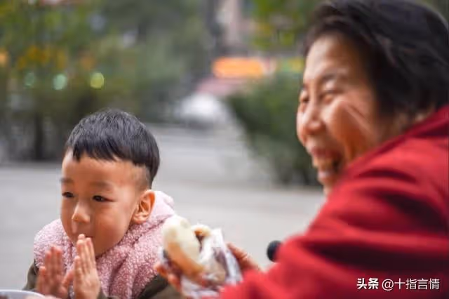 58歲阿姨早早住進養老院,兒子阻攔,老人:你們家的規矩我守不住
