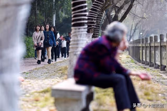58歲阿姨早早住進養老院,兒子阻攔,老人:你們家的規矩我守不住
