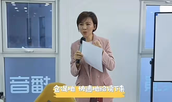 53歲毛寧近照似小伙,身材壯碩面部僵硬,與歐陽夏丹擁抱顯親密