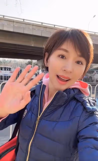 53歲毛寧近照似小伙,身材壯碩面部僵硬,與歐陽夏丹擁抱顯親密